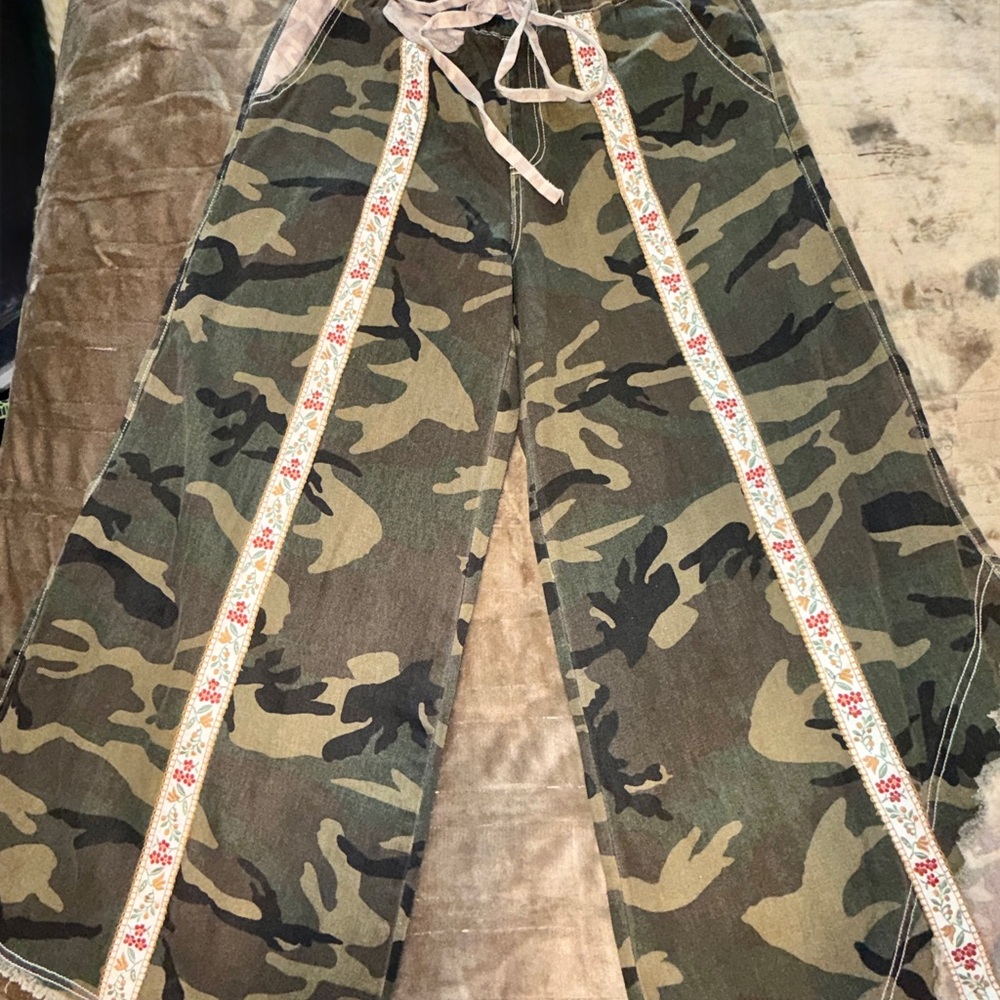 POL OLIVE CAMO TAPESTRY FLORAL WIDE LEG PANT NWOT Size Small oversized - Picture 2 of 13